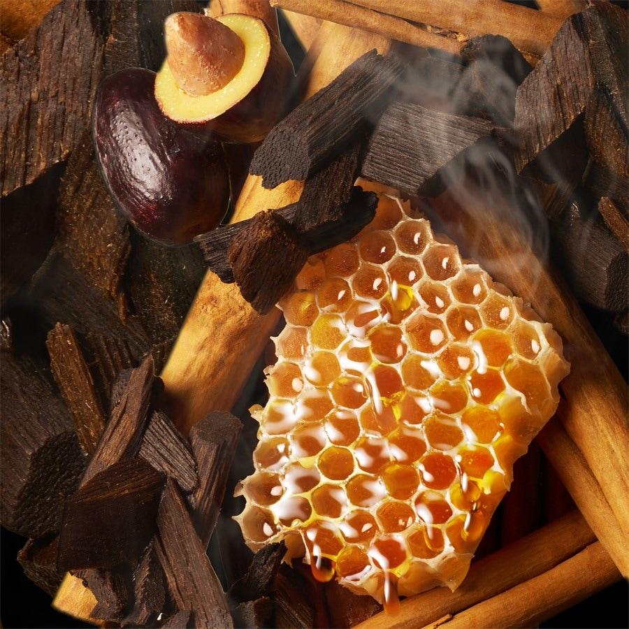 Mesmirising Oudh Accord & Gold Bath & Shower Gel von Molton Brown Speichern exportieren
