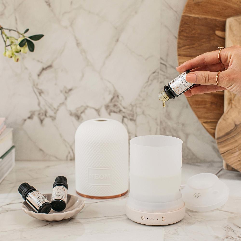 lookfantastic NEOM Mandarine und Eukalyptus ätherische Ölmischung 10ml 50% Rabatt für begrenzte Zeit