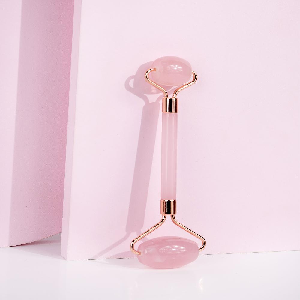 lookfantastic brushworks HD Rose Quartz Resin Roller & Gua Sha Jubiläumsangebot